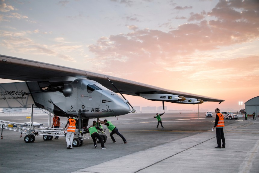 Энергия самолета. Самолет Solar Impulse 2. Самолет на солнечных батареях. Солнечный самолет. Powered aircraft.