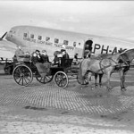 Старинный конный экипаж и современный авиалайнер Douglas DC-2, аэропорт в Ваальхавене вблизи Роттердама, 1937 год