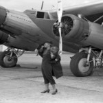 Демонстрация моды на фоне самолета KLM Fokker F-XX, приблизительно 1935 год