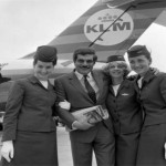 Кинозвезда Омар Шариф с обаятельными стюардессами KLM рядом с самолетом Douglas DC-9, 1968 год