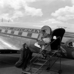 Генри Форд II прибыл на самолете Douglas DC-3 в аэропорт Схипхол, июнь 1954 года