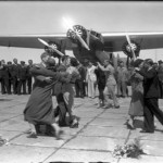 Танцующие пары на фоне самолета KLM Fokker F-XVIII, аэропорт Схипхол, приблизительно 1936 год