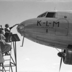 Девушки любуются самолетом KLM Douglas DC-2 в аэропорту Схипхол, вторая половина 1930-х гг.