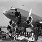 Загрузка багажа в самолет Douglas DC-3, аэропорт Схипхол, 1936 год