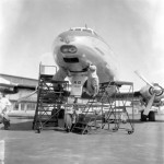 Проверка шасси самолета Lockheed L1049 Super Constellation, аэропорт Схипхол, июнь 1956 года